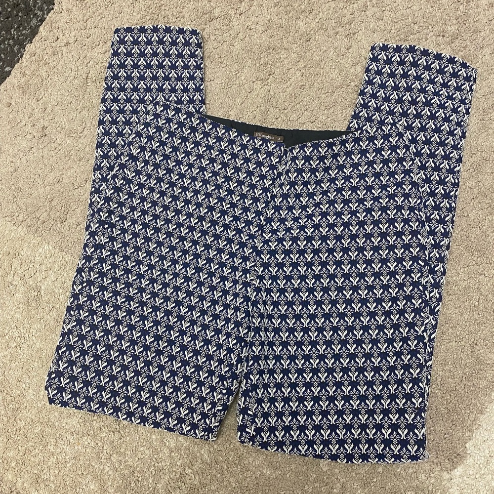 J. MCLAUGHLIN navy, black, and white flat front skinny printed pants size 2